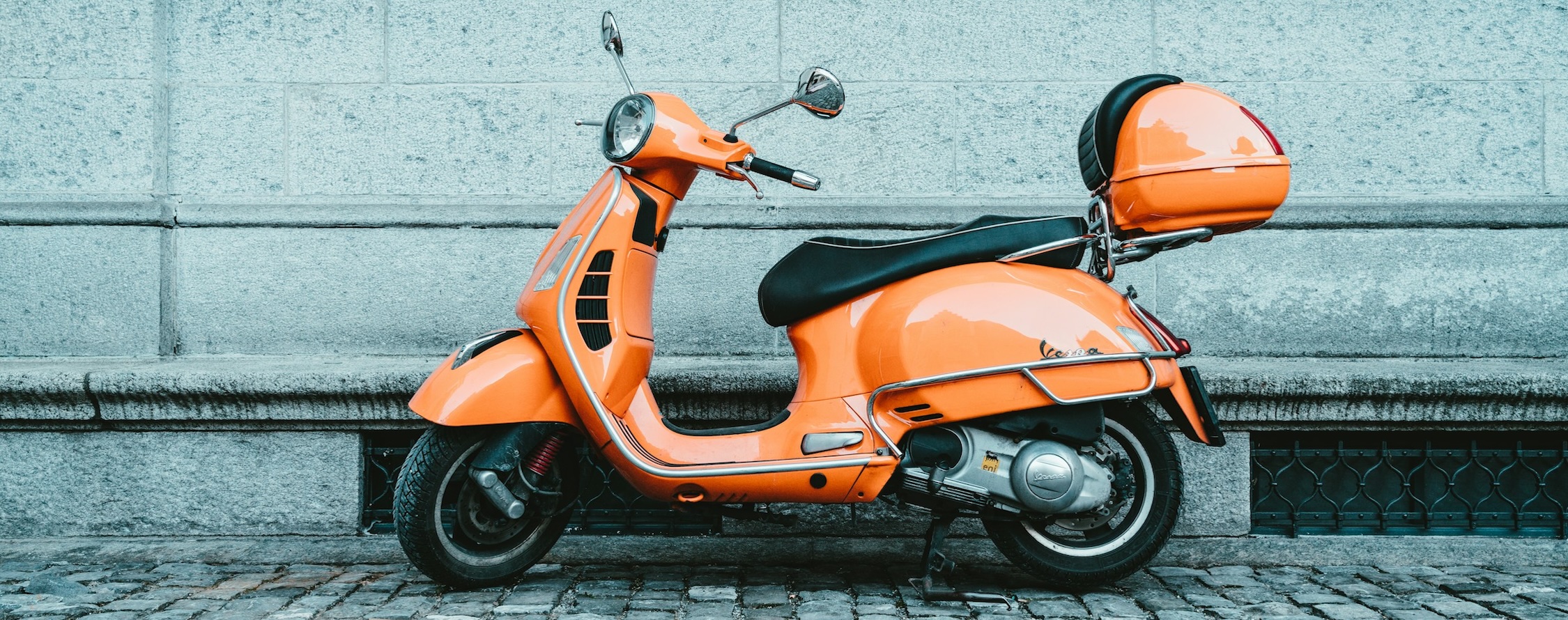 ciclomotore arancione Foto di Claudio Schwarz su Unsplash