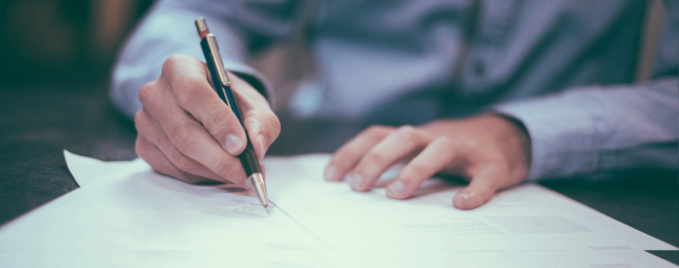 firma di un documento Foto di Scott Graham su Unsplash